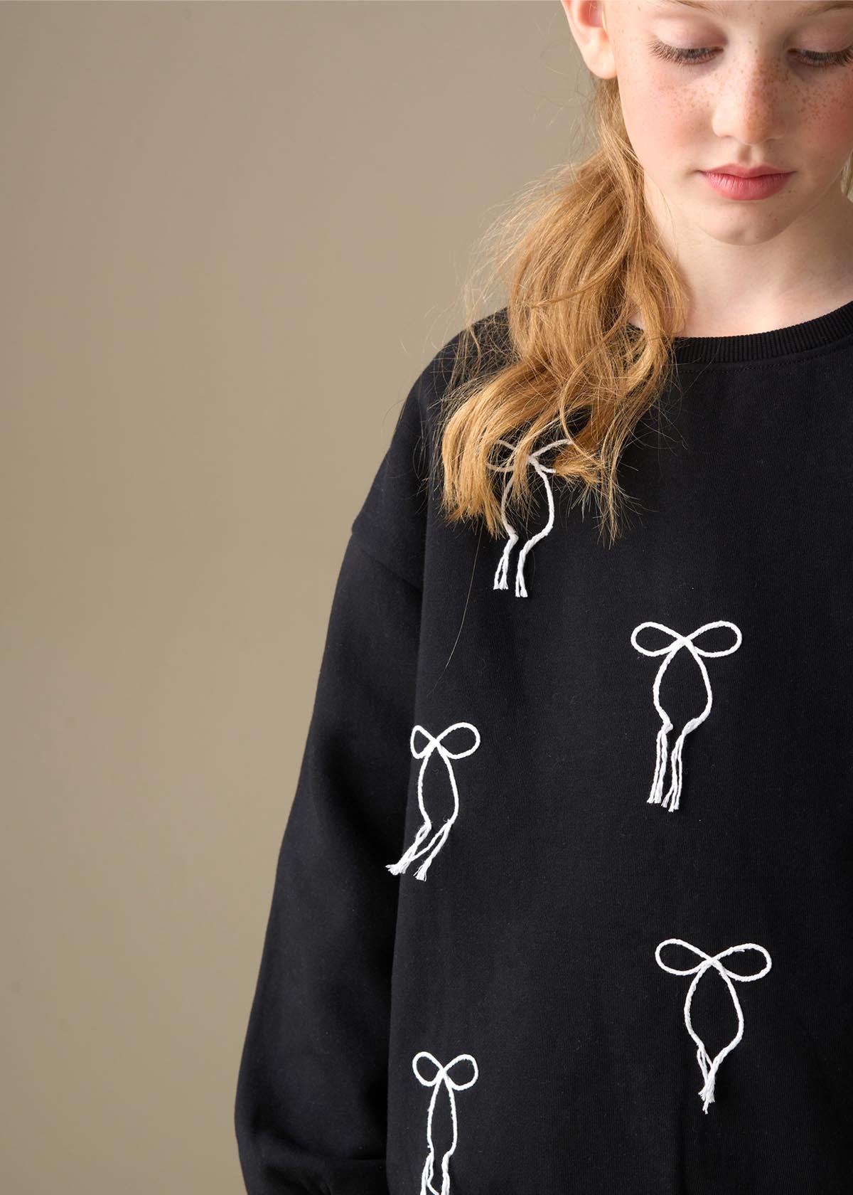 round neck girl embroidered bow sweat black